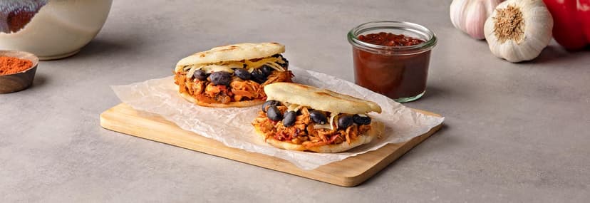 Arepas de pollo desmechado al chipotle y frijoles