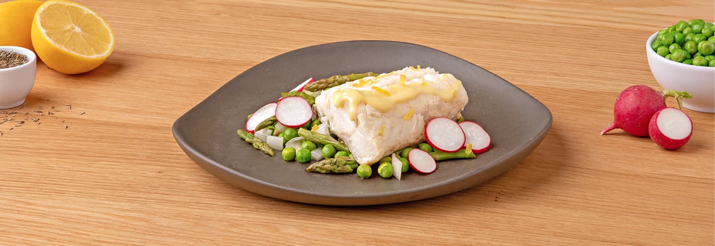 Bacalao con espárragos y guisantes