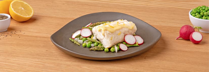 Bacalao con espárragos y guisantes