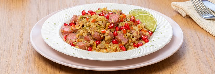 Arroz de coliflor con longaniza y verduras