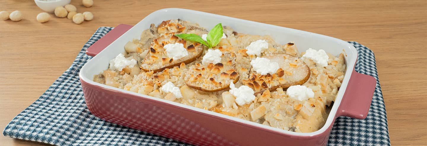 Solomillos de pollo gratinados con setas y pera