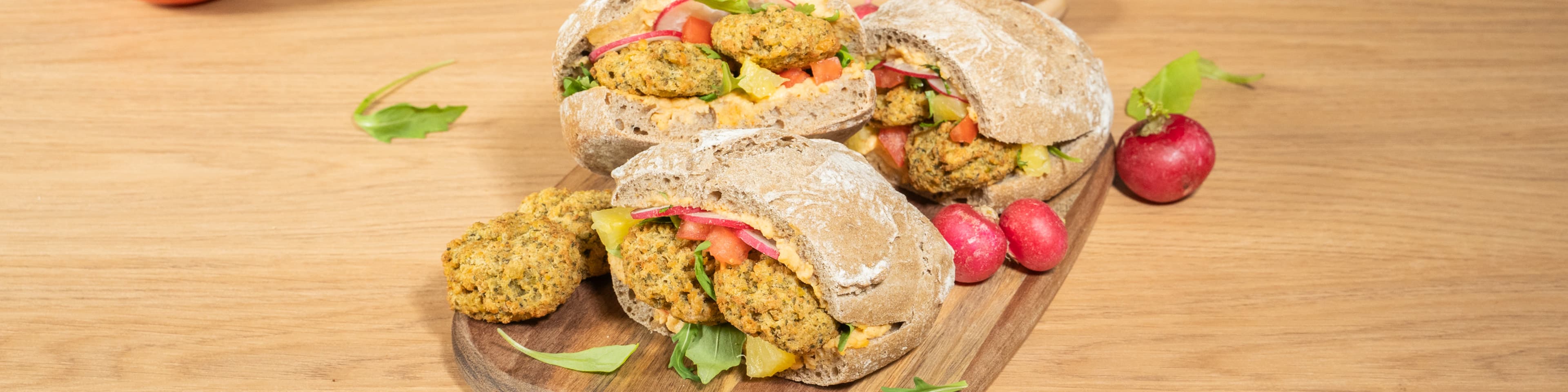 Sándwich de falafel y hummus