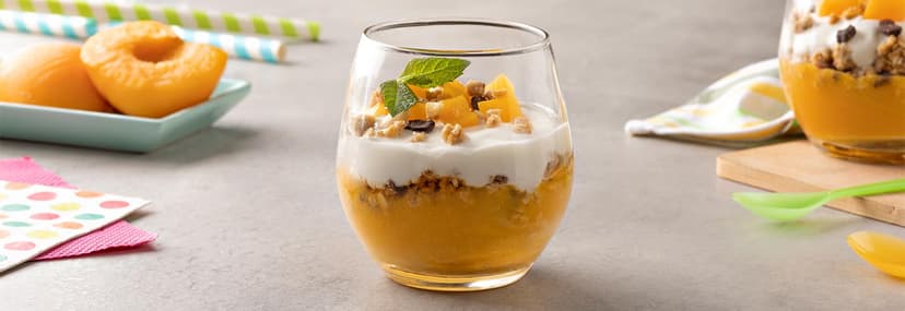 Vasitos de yogur y melocotón