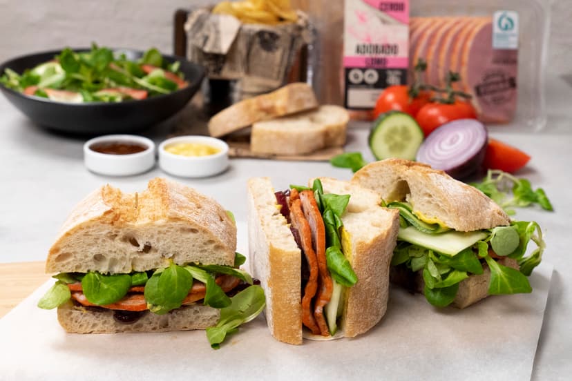 Chapata de lomo adobado con cebolla caramelizada y canónigos