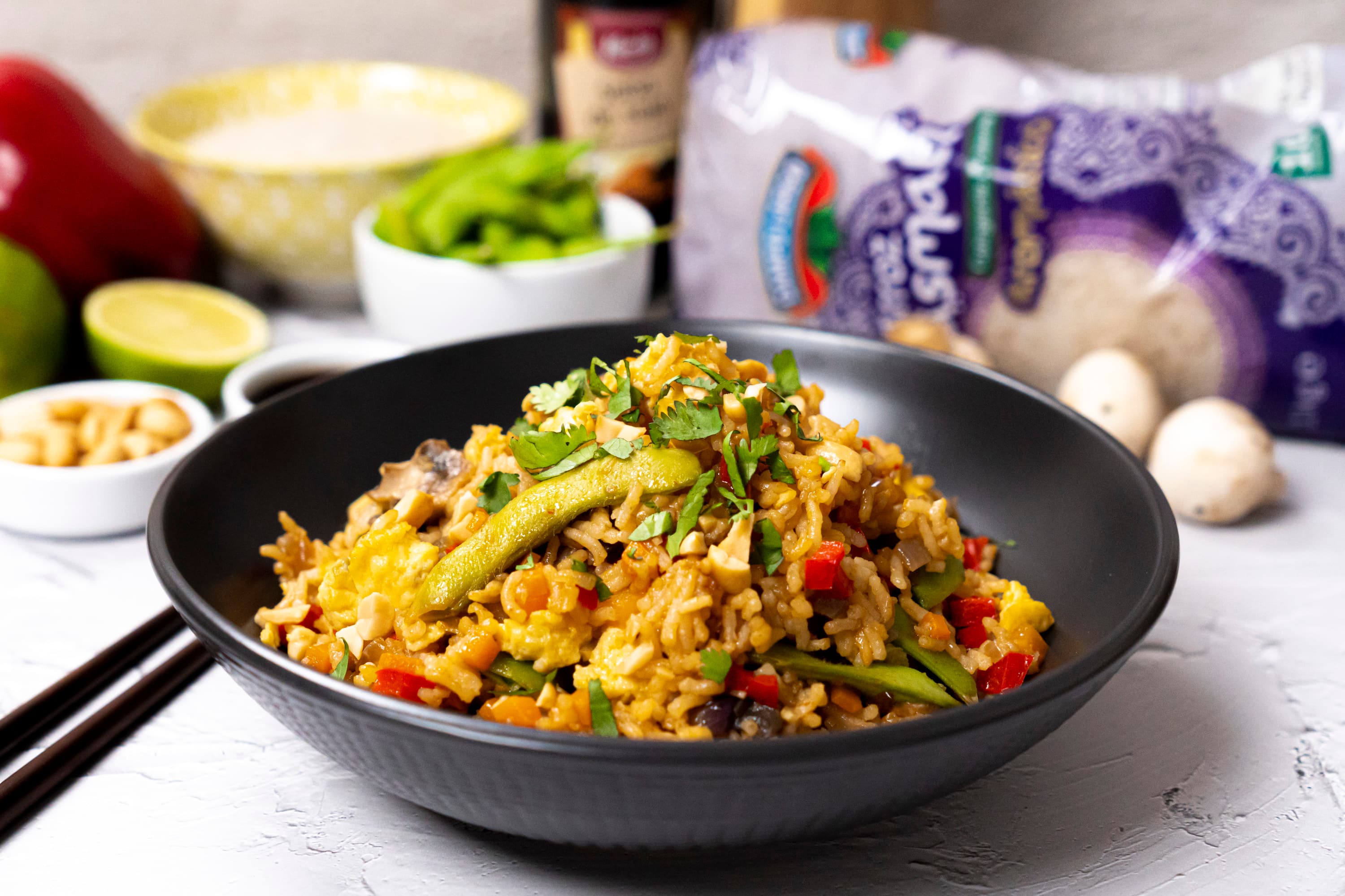 Arroz estilo oriental con verduras y cacahuetes