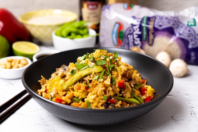 Arroz estilo oriental con verduras y cacahuetes