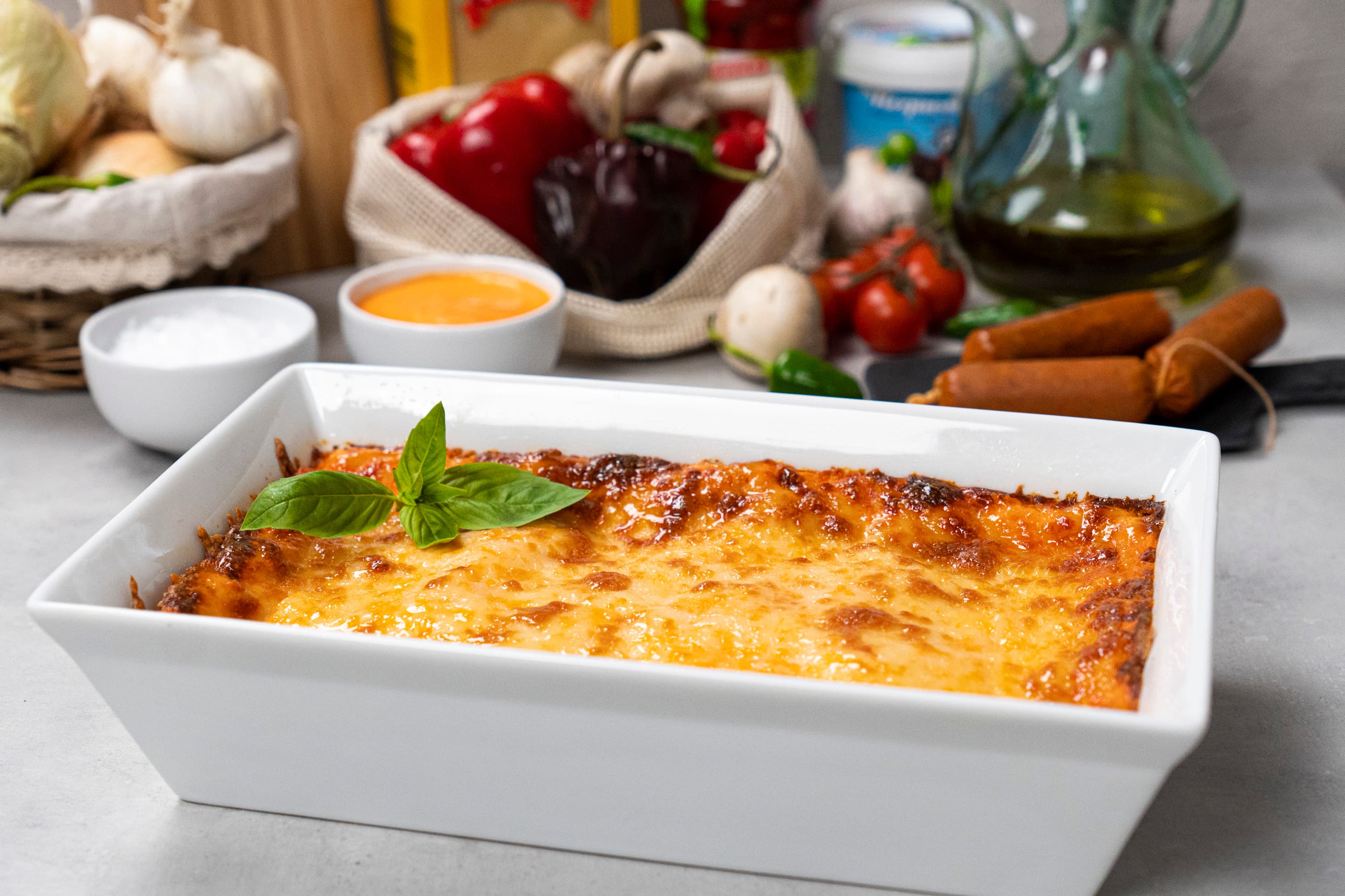 Lasaña de chorizo palmero, champiñones y requesón con bechamel de pimientos del piquillo