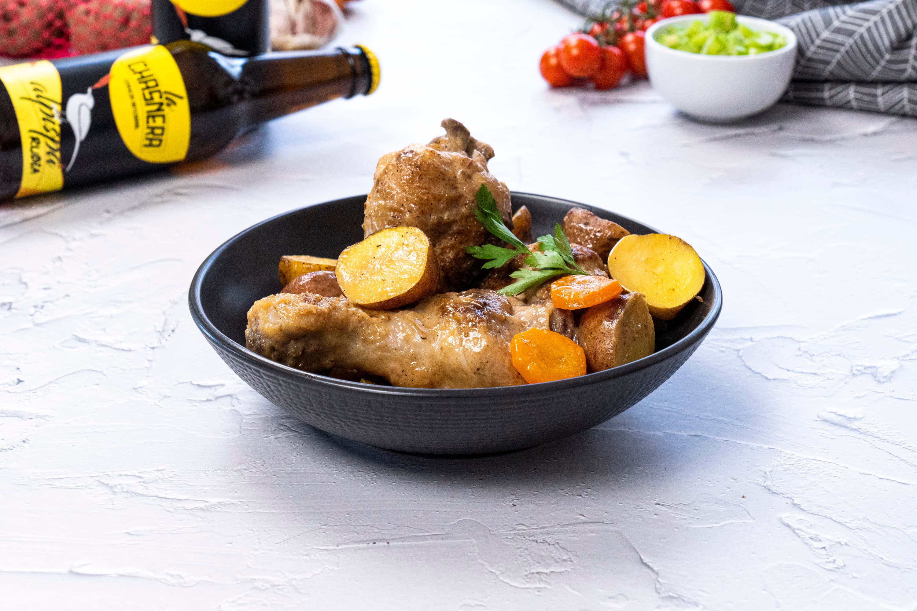 Pollo a la cerveza con papas negras