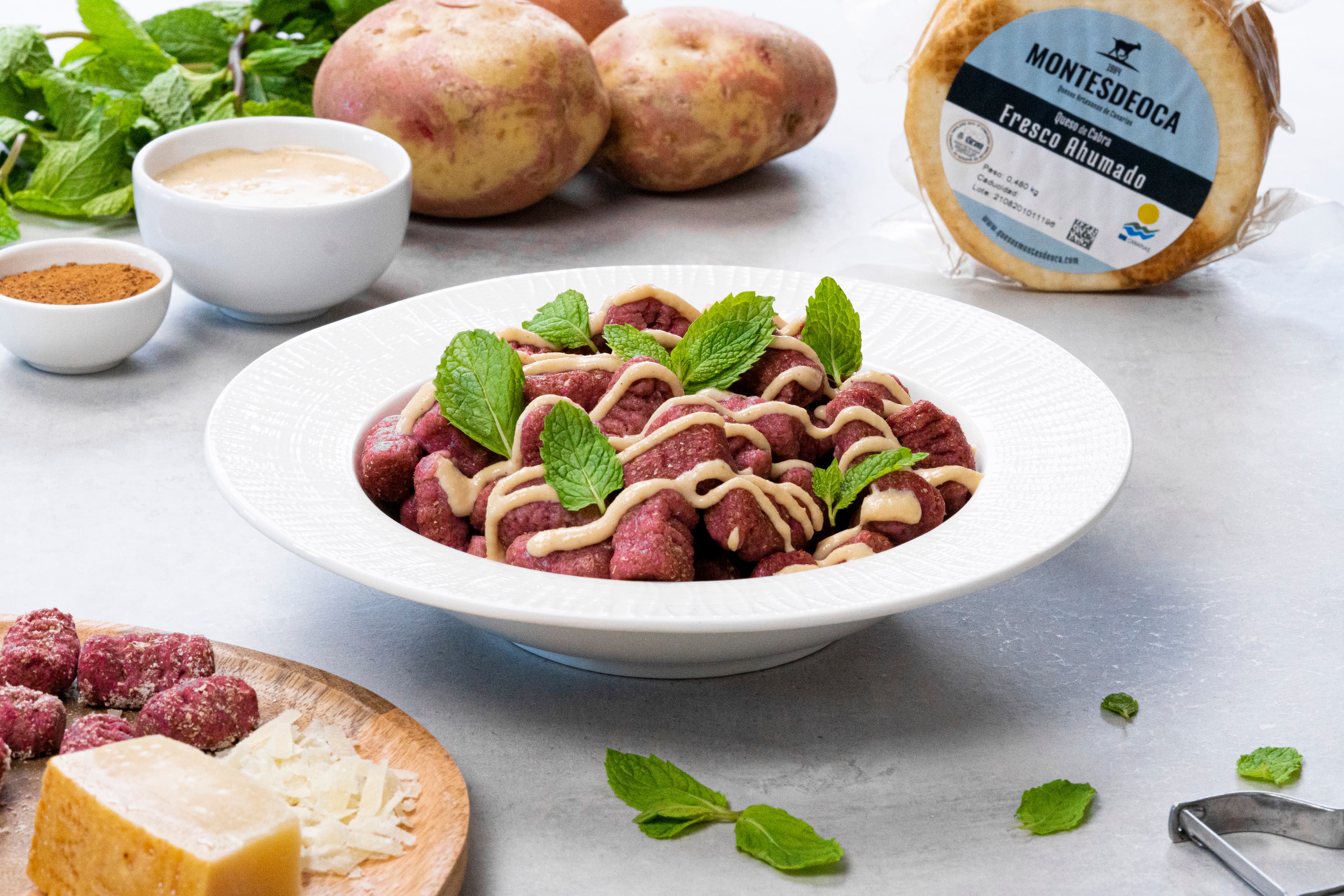 Gnocchi de remolacha con salsa de queso