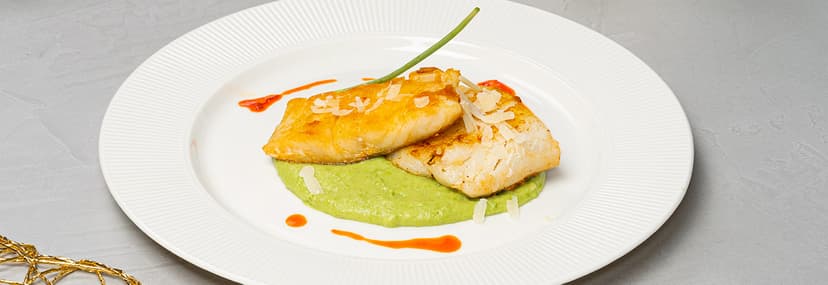 Bacalao con mojo rojo y parmentier de guisante