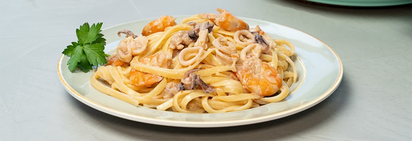 Tallarines cremosos con calamar y langostinos