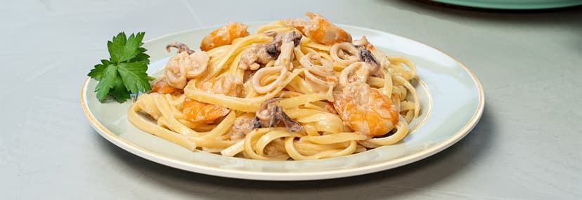 Tallarines cremosos con calamar y langostinos