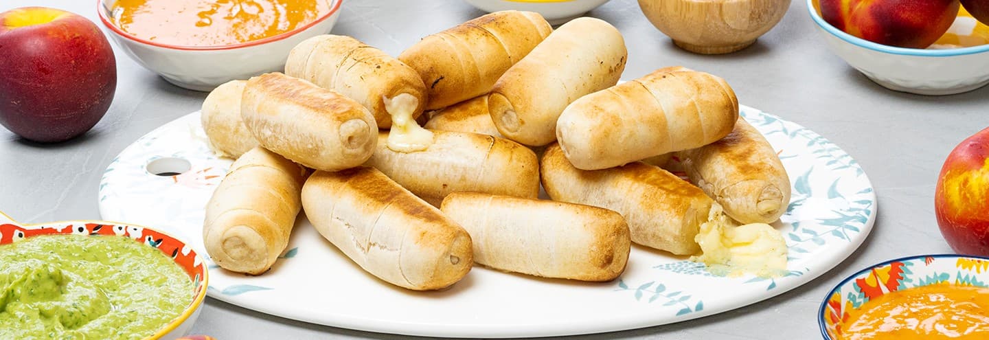 Tequeños de queso al horno con salsas