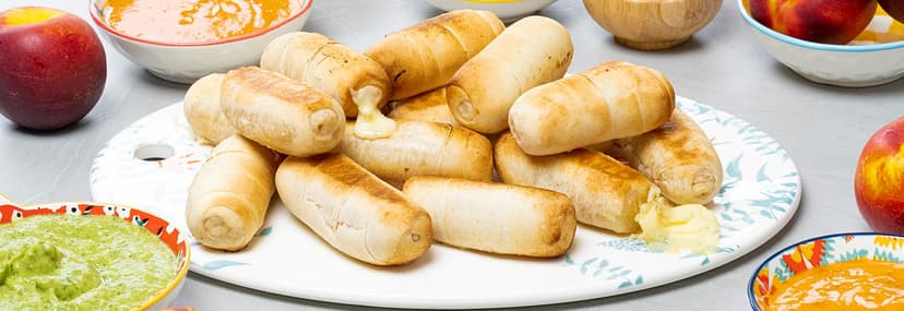 Tequeños de queso al horno con salsas