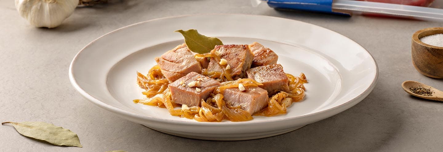 Supremas de atún encebolladas