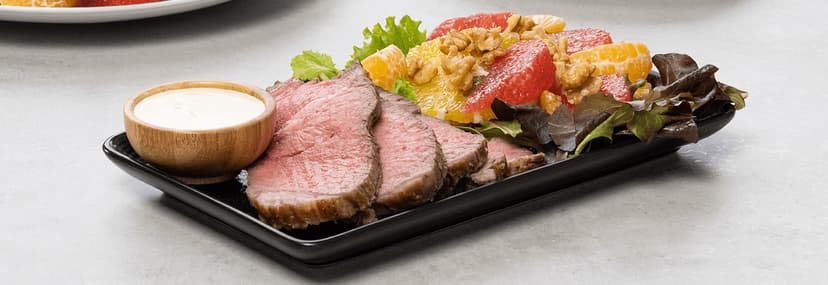 Roast beef con ensalada cítrica y salsa de yogurt