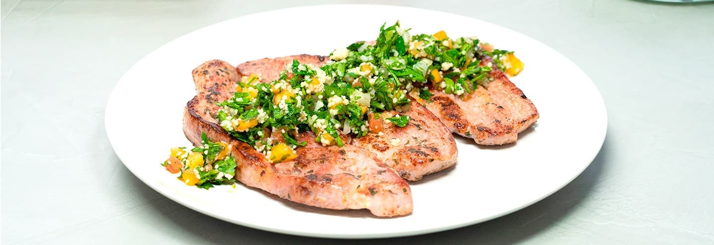 Chuletas de pavo al ajillo con tabulé de papaya