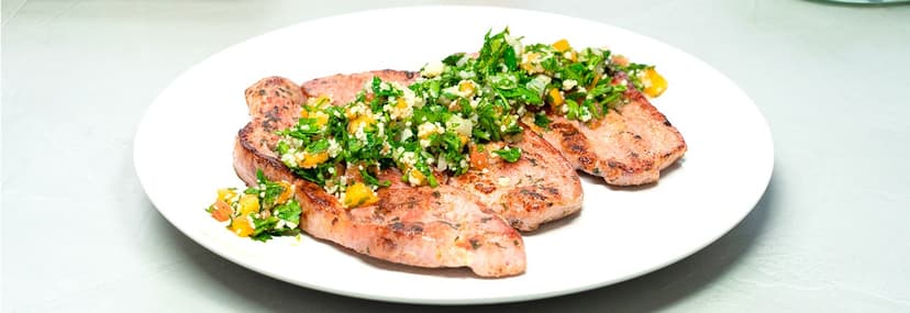 Chuletas de pavo al ajillo con tabulé de papaya