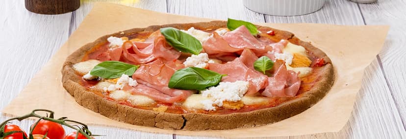 Pizza de gofio con almogrote y requesón