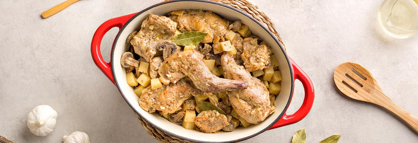 Conejo a la mostaza con champiñones y patatas