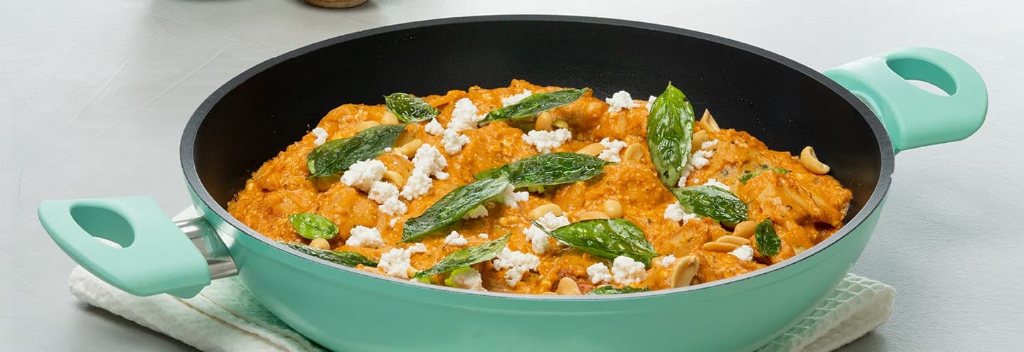 Pollo al ajillo con salsa de cacahuete y requesón