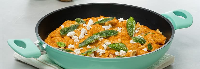 Pollo al ajillo con salsa de cacahuete y requesón