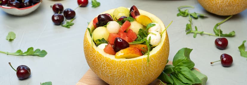Ensalada de melón con frutas y queso