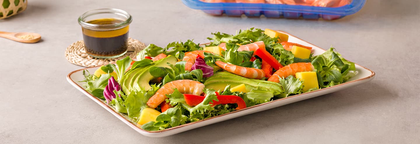 Ensalada de langostinos, mango y aguacate