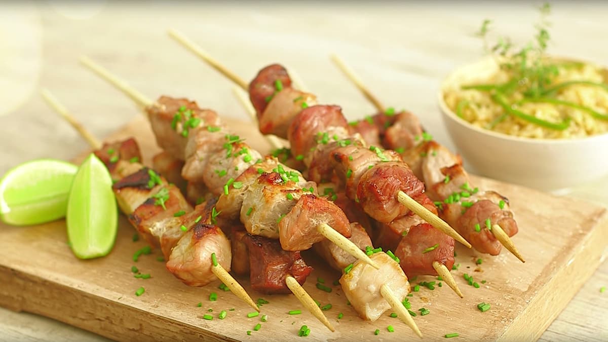 Brochetas de cerdo con arroz