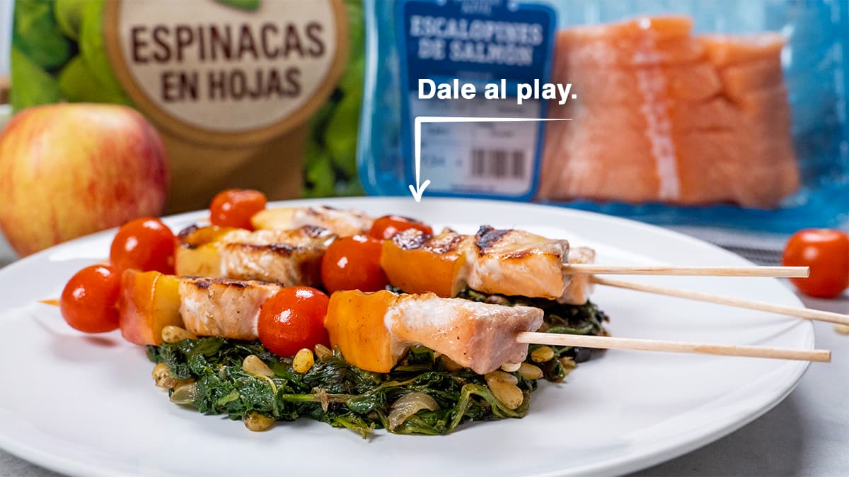 Brochetas de salmón en cama de espinacas