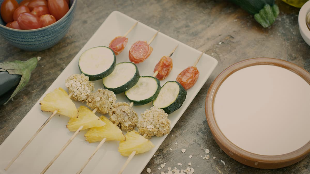 Brochetas de verduras y piña