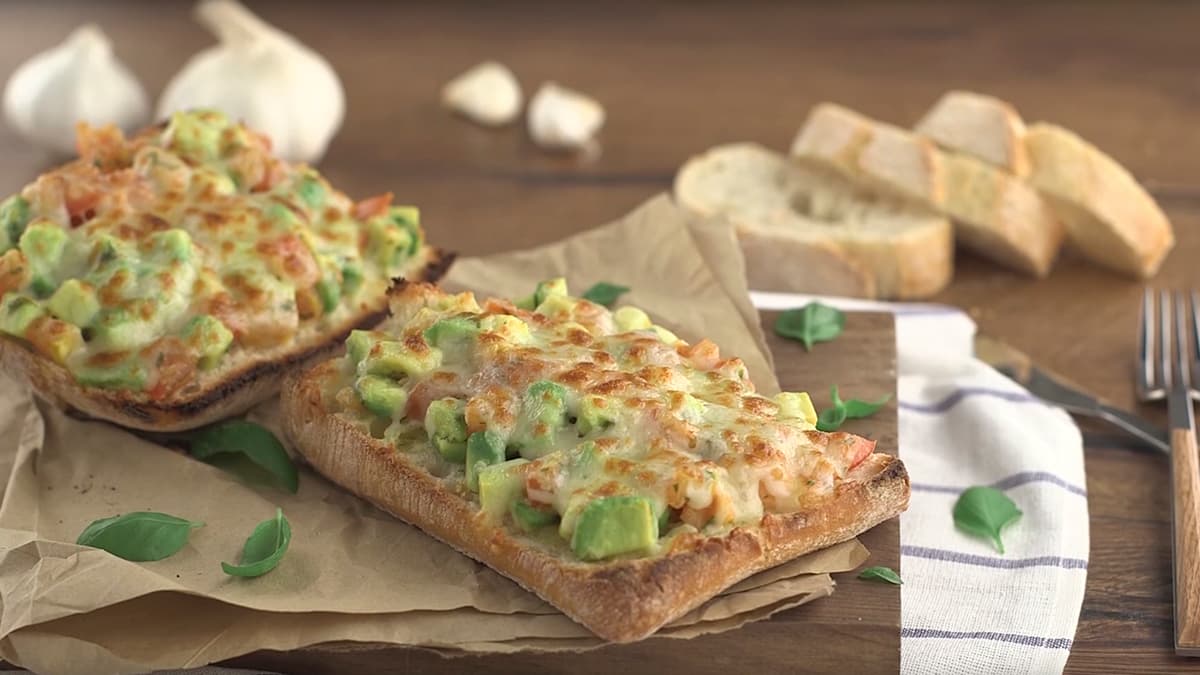 Bruschetta de tomate y aguacate