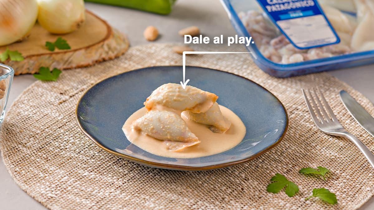 Calamares rellenos con salsa de cebolla