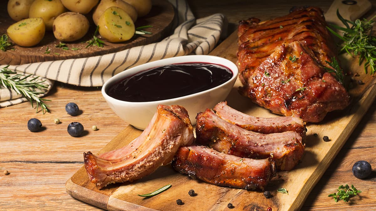 Costillas asadas con salsa de arándanos