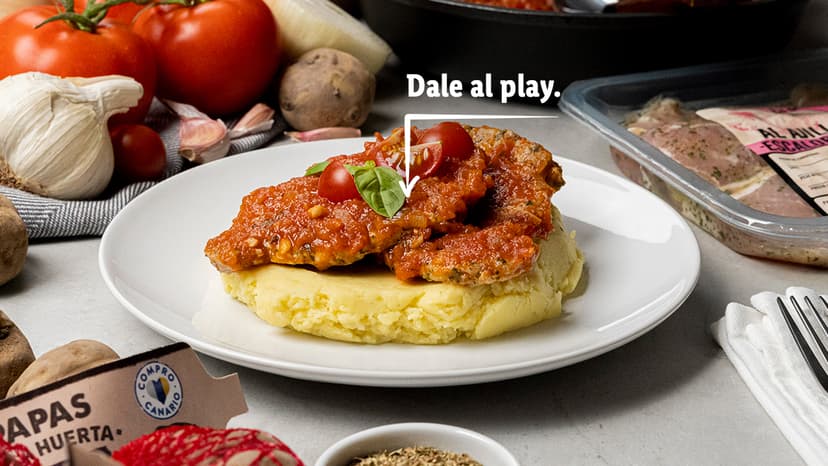 Escalopines a la pizzaiola con puré de papa negra