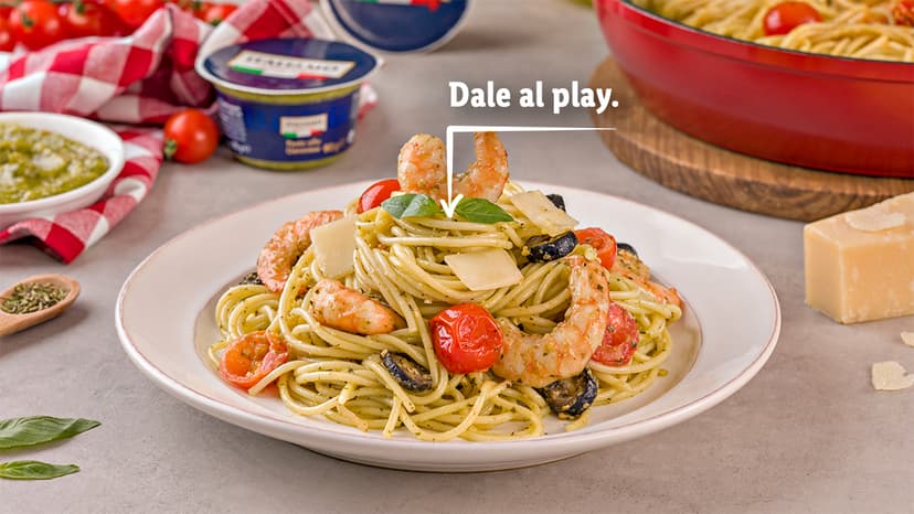 Espaguetis con salsa pesto Genovese y langostinos