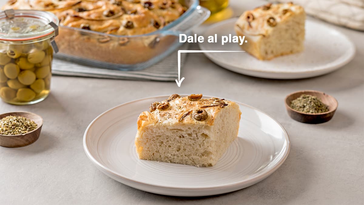 Focaccia con cebolla y aceitunas