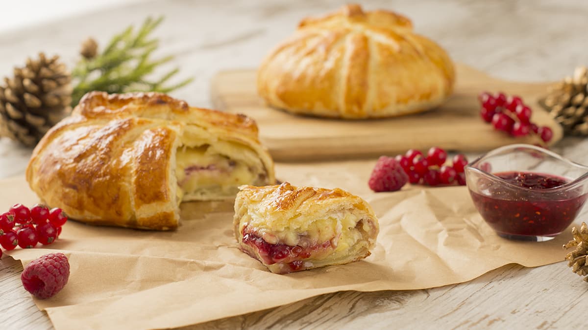 Hojaldre de queso y frambuesa