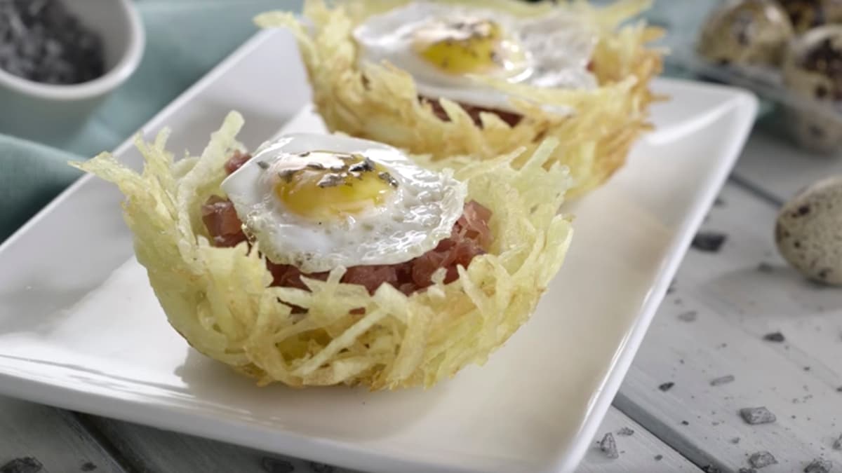 Huevo de codorniz sobre nido