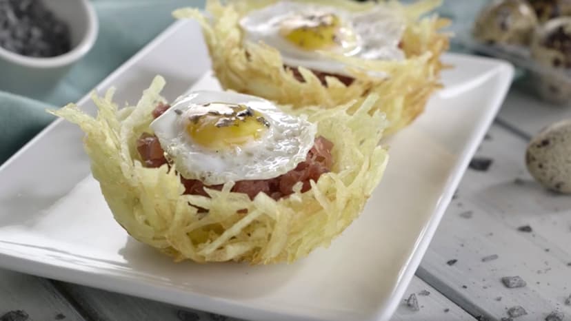 Huevo de codorniz sobre nido