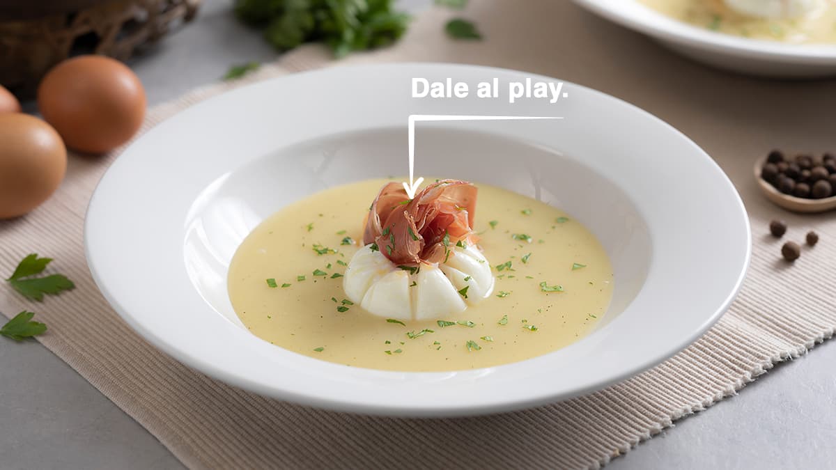 Huevo poché sobre puré de patatas