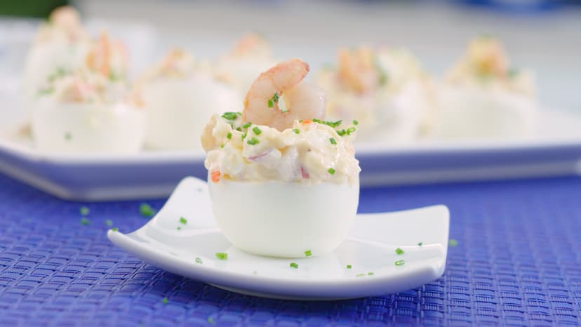 Huevos rellenos de surimi y gambas