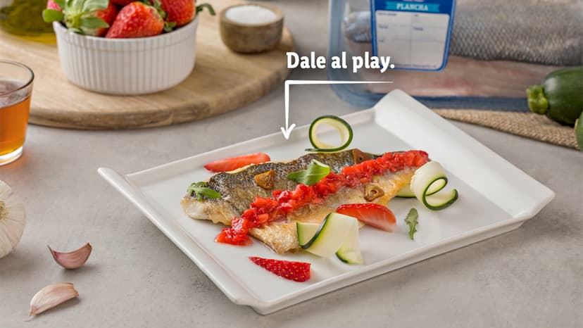 Lubina con vinagreta de fresas