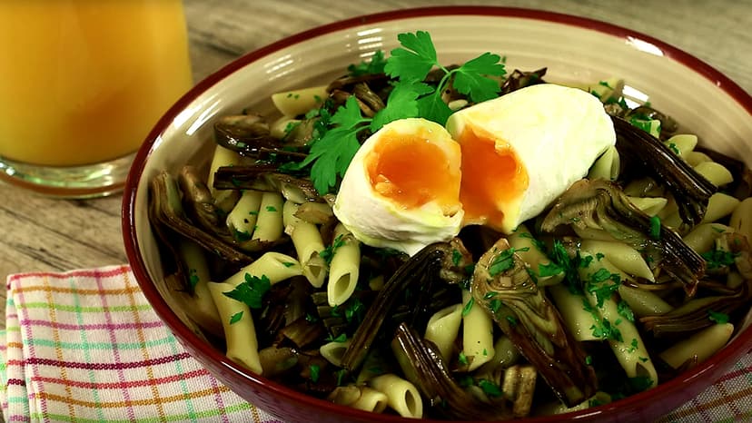 Pasta con alcachofas y huevo