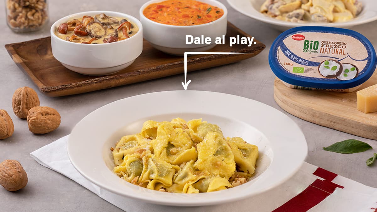 Pasta rellena con dos salsas