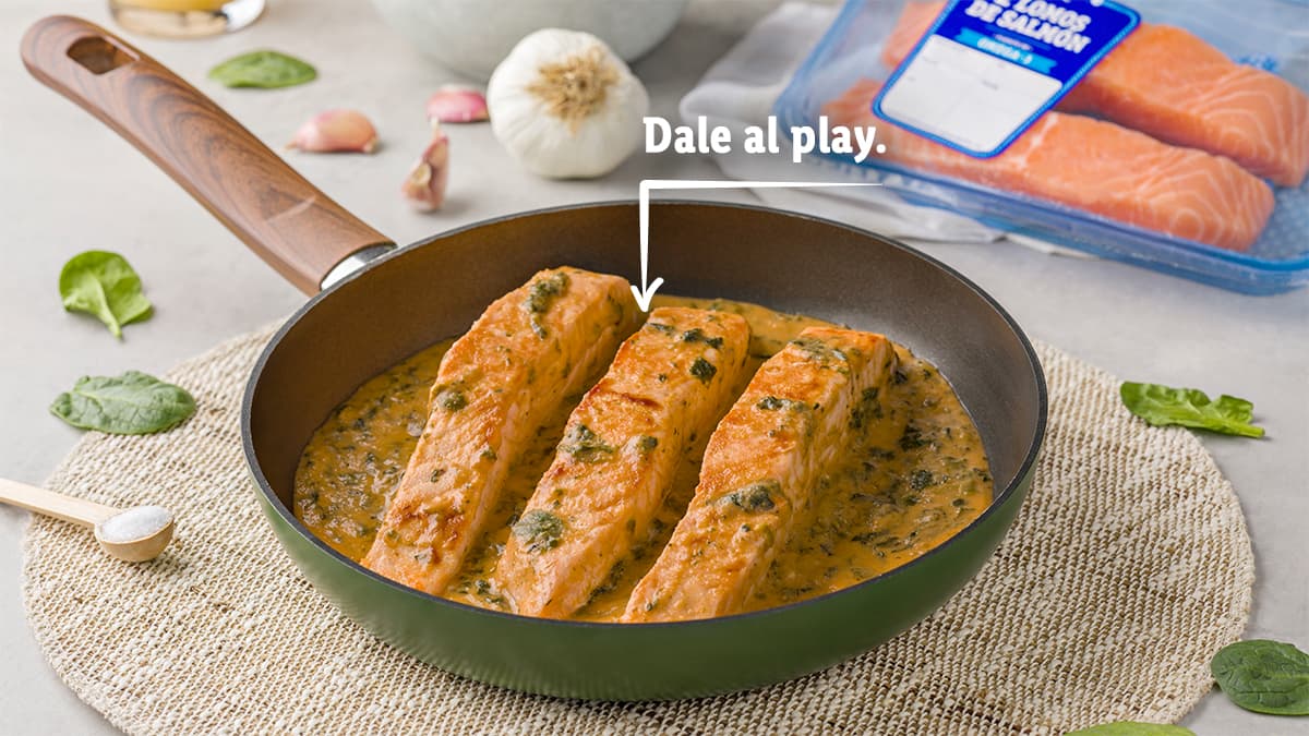 Salmón con salsa de ajo y espinacas