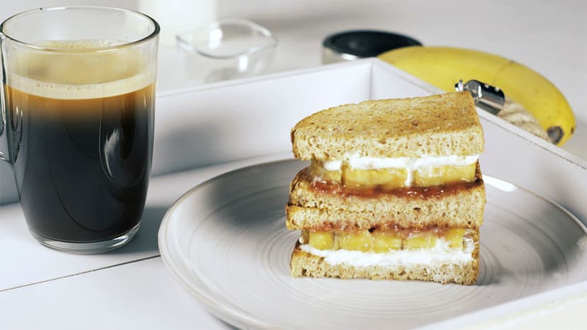 Sándwich dulce y café americano