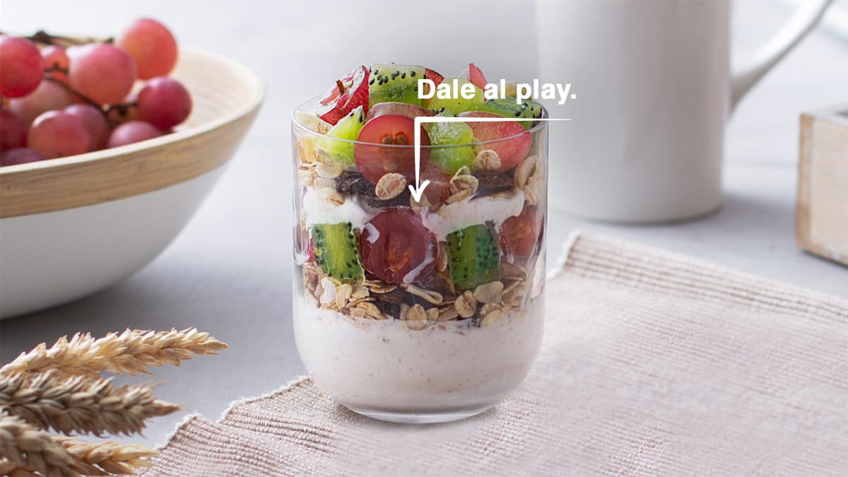 Skyr con muesli y frutas