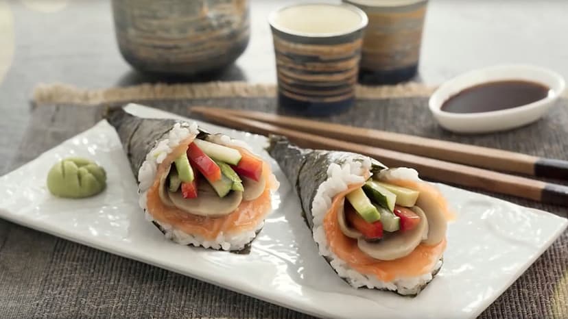 Sushi temaki de salmón