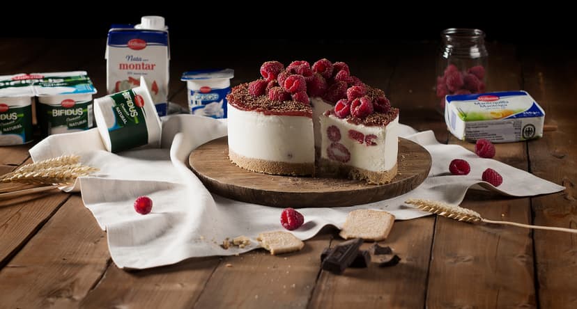 Tarta de yogur con frambuesas
